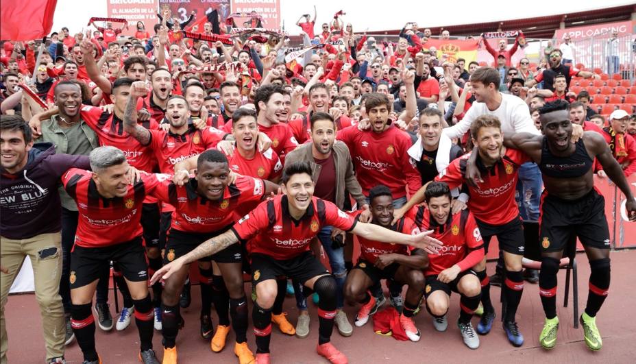Los jugadores del Mallorca, celebrando el título de liga ayer.