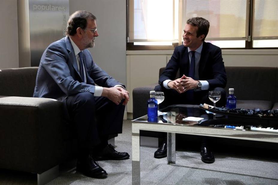 Casado se reúne con Rajoy en la sede nacional del PP
