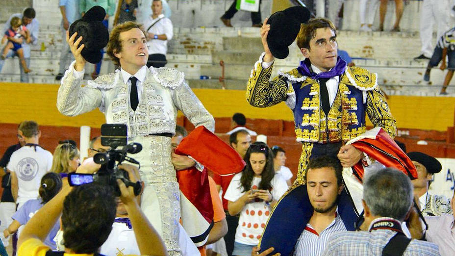 Román y Curro de la Casa en su salida a hombros este domingo en Guadalajara