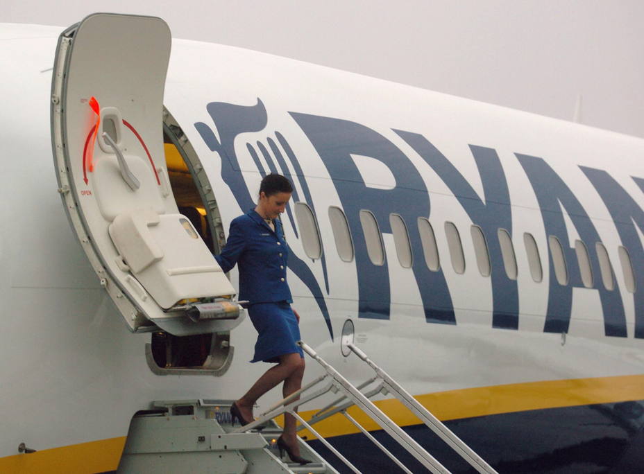 Ryanair cede y firmará contratos a pilotos y personal de cabina bajo la legislación española