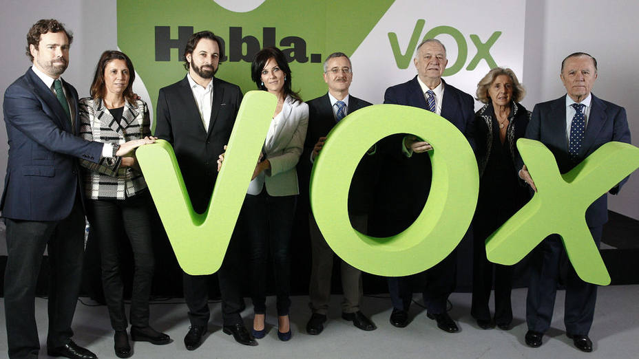 Iván Espinosa de los Monteros y representantes de Vox