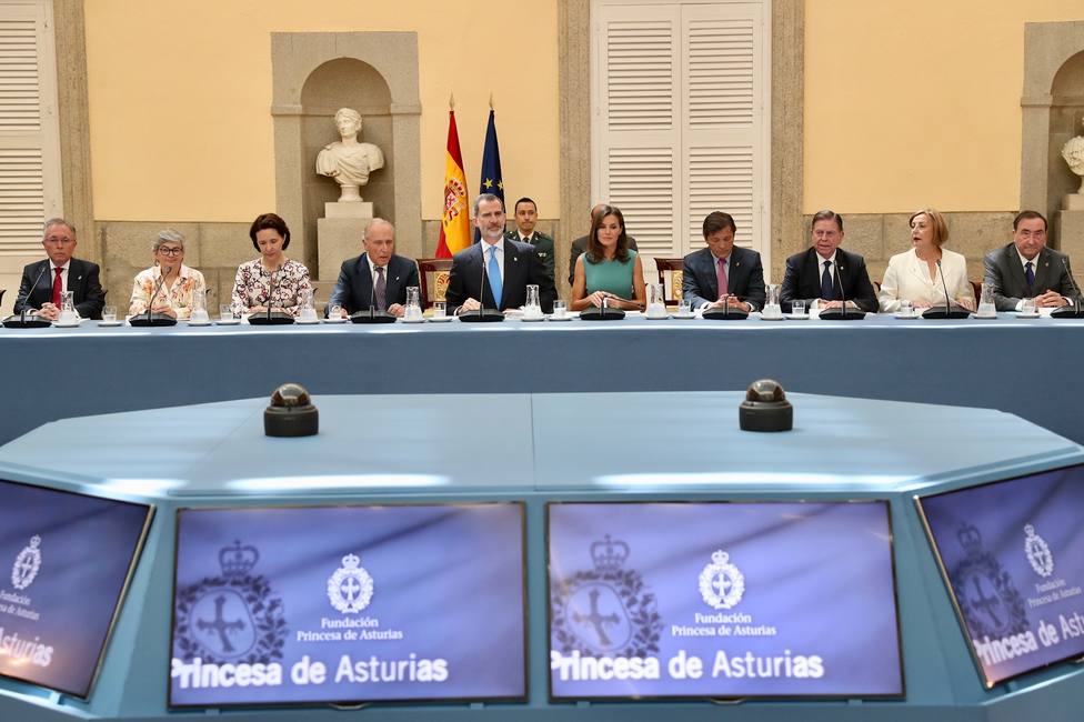 Los Reyes presiden la reunión del Patronato de la Fundación Princesa