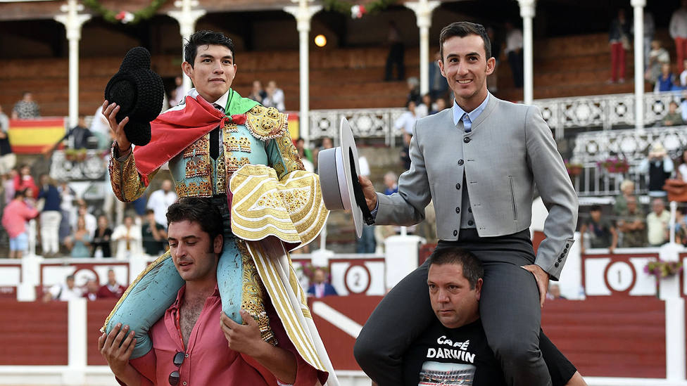 Isaac Fonseca en su salida a hombros en Gijón junto al mayoral del hierro de Zacarías Moreno