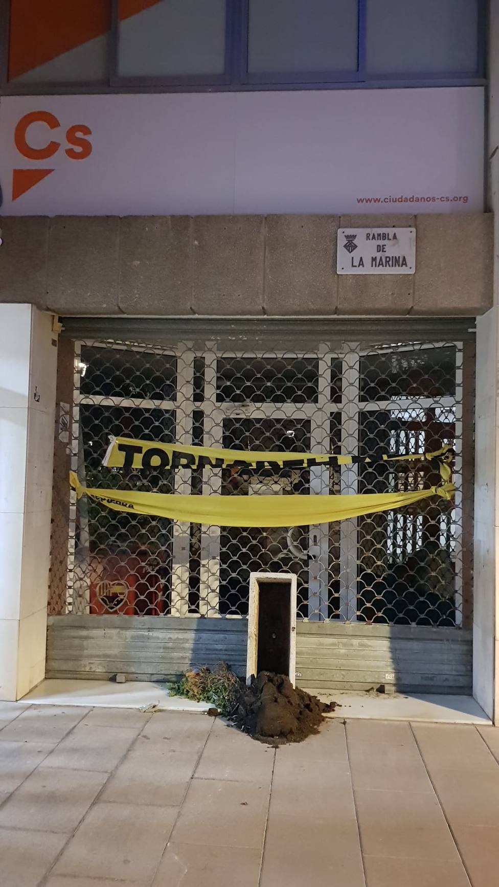 La sede de Ciudadanos de lHospitalet del Llobregat después del ataque