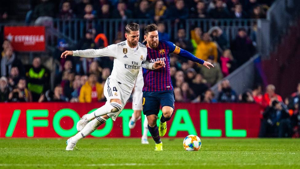 Sergio Ramos y Messi disputan un balón 