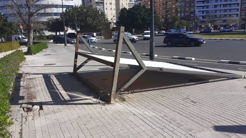 Cartel caído por el viento en Valencia