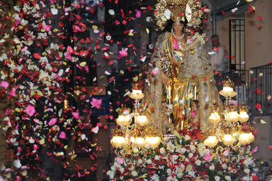 Los valencianos inundan de pétalos de flores a su patrona la Virgen de los Desamparados