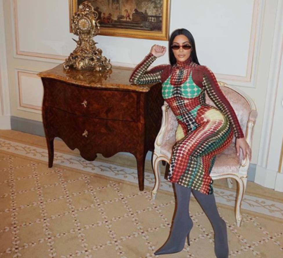 El curioso secreto de Kim Kardashian para ajustarse vestidos imposibles
