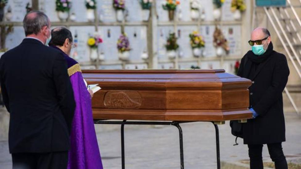Un hombre asiste a un funeral durante la pandemia del coronavirus. Foto: AFP