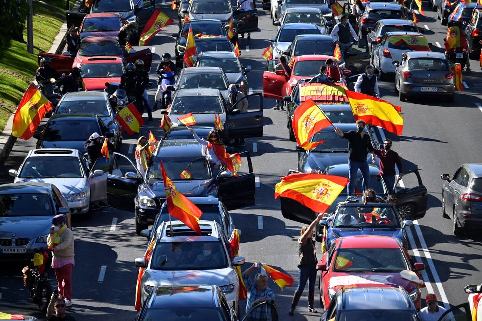 Cientos de coches marchan en Madrid con VOX contra el estado de alarma