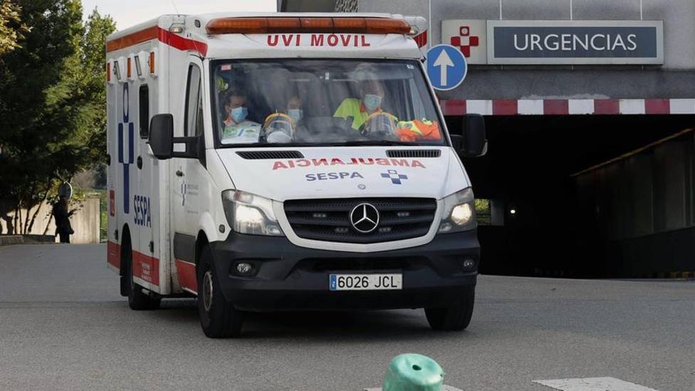 Ambulancia en la zona de Urgencias del Hospital de Cabueñes, en Gijón