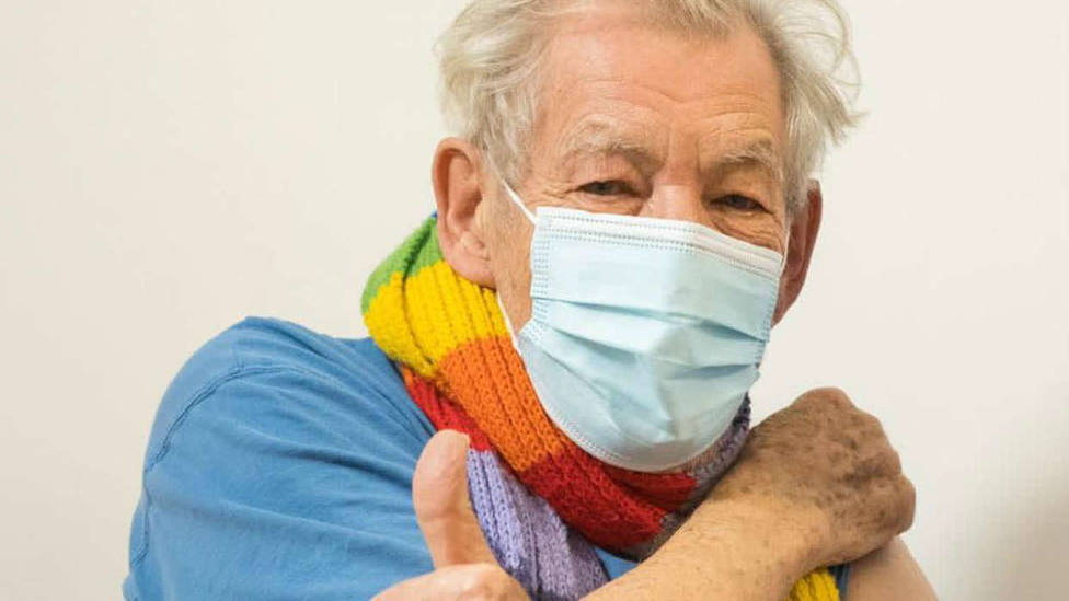 Ian McKellen tras vacunarse contra el coronavirus: ¡Vacunaos insensatos!