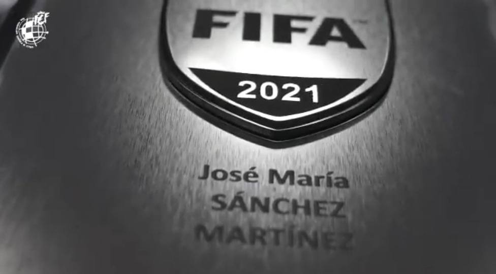 José María Sánchez Martínez renueva su escarapela de árbitro FIFA