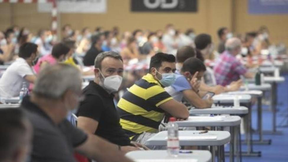 Opositores con mascarilla durante un examen. Foto: ABC