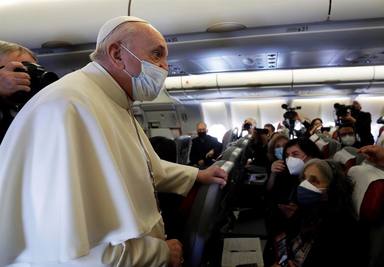 El Papa señala ante los periodistas en el avión la obligación de visitar la tierra martirizada de Irak