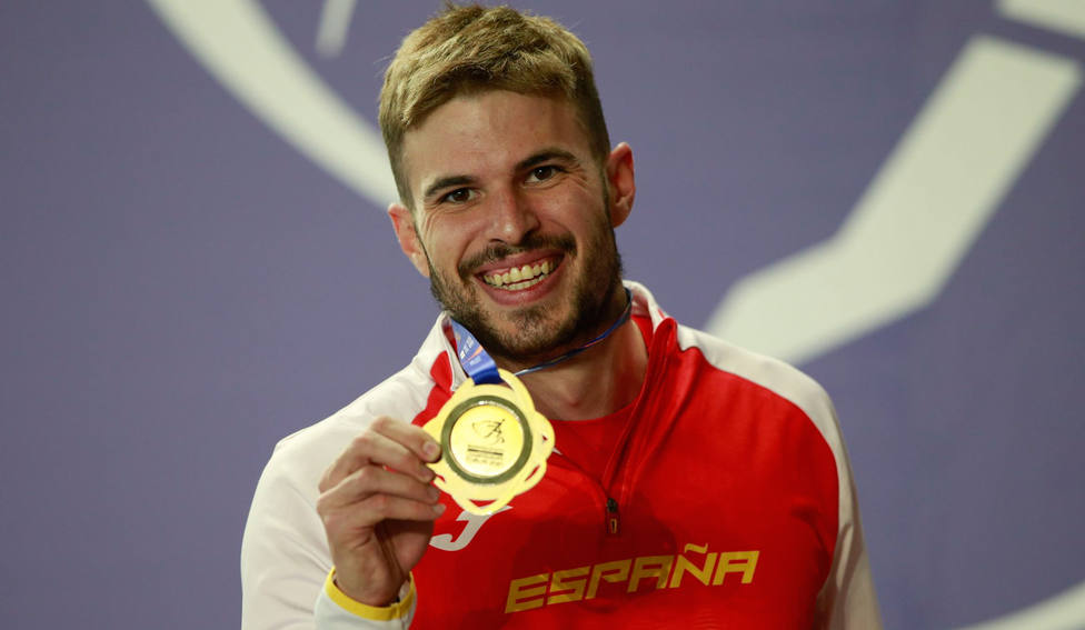 Óscar Husillos, con su medalla de oro en los 1.500 metros (@atletismoRFEA)
