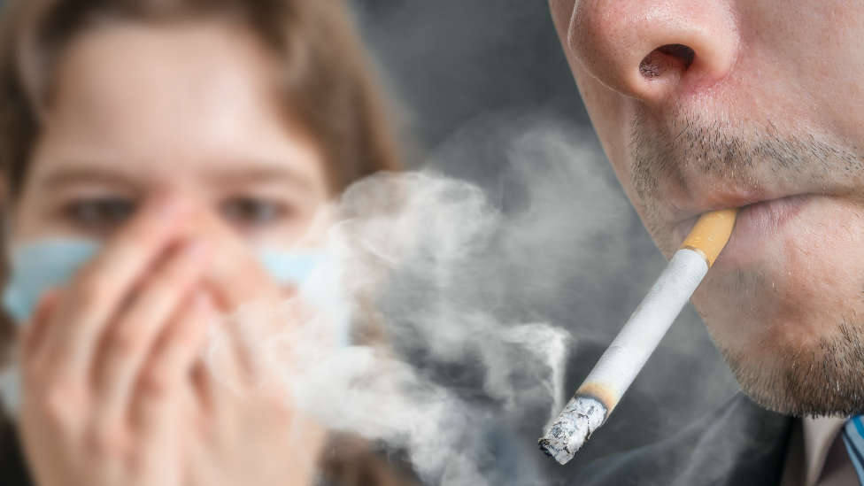 La asociación Nofumadores.org exige que se explicite que fumar no es una excepción para quitarse la mascarilla