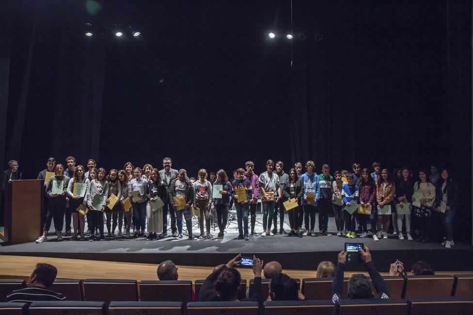 El escritor Xosé Carlos Caneiro rodeado de los alumnos ganadores en la Gala de 2019, la última celebrada en el