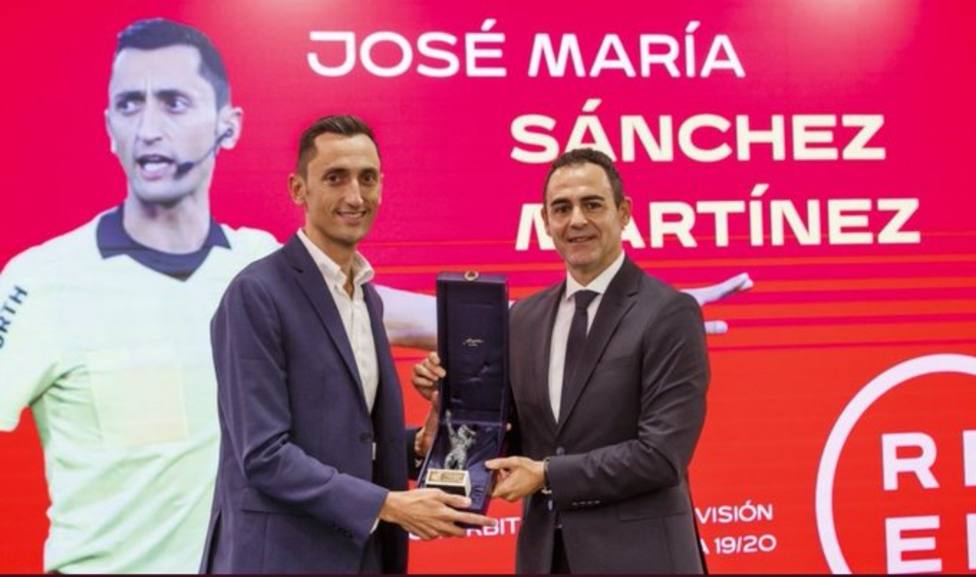 El colegiado lorquino Sánchez Martínez recibió de RFEF distinción como mejor árbitro de LaLiga 19/20.