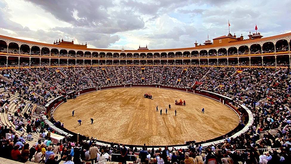 Imagen del ruedo de la plaza de toros de Las Ventas minutos antes del aplazamiento del festejo