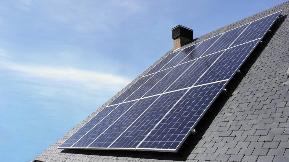 ¿Cuál es el ahorro potencial en el consumo eléctrico con paneles solares?