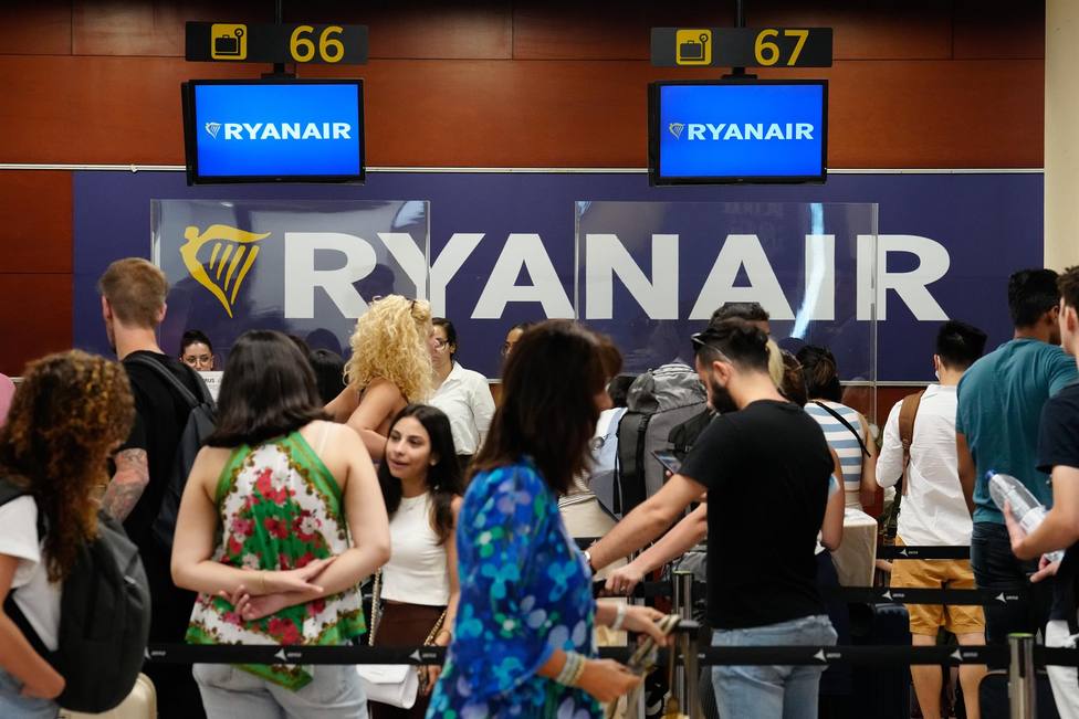Aglomeración de pasajeros ante un mostrador de Ryanair durante uno de los días de paros