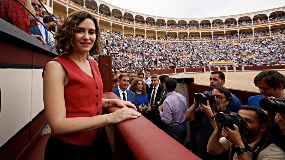 Isabel Díaz Ayuso en un burladero de callejón en la plaza de toros de Las Ventas