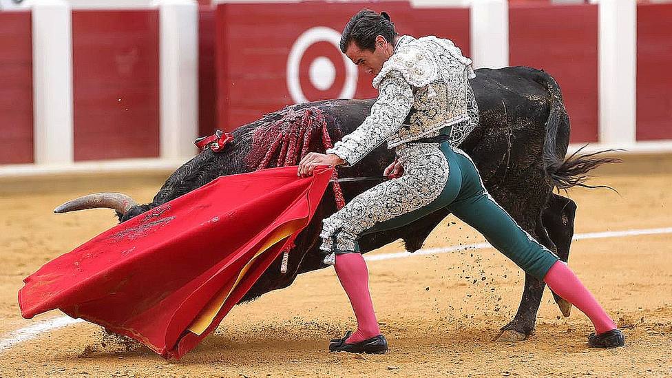 Juan Ortega en el inicio de faena a su segundo toro este sábado en Valladolid
