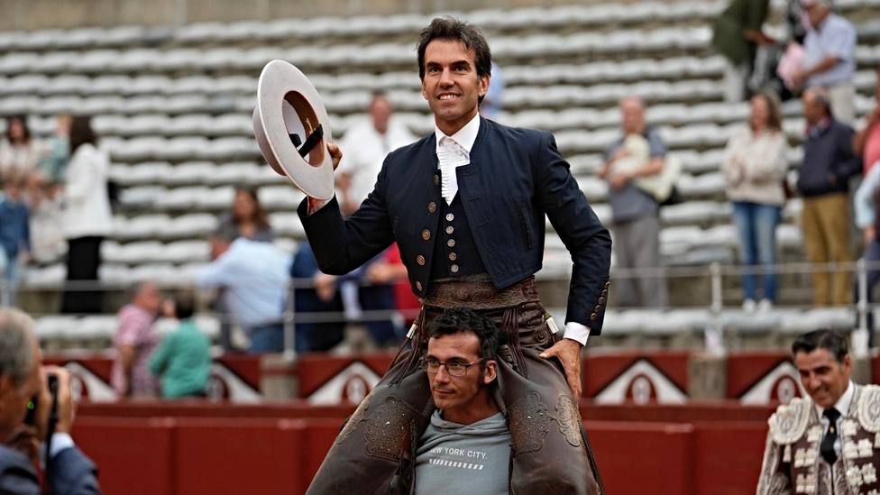 Sergio Galán en su salida a hombros este sábado del coso de La Glorieta de Salamanca