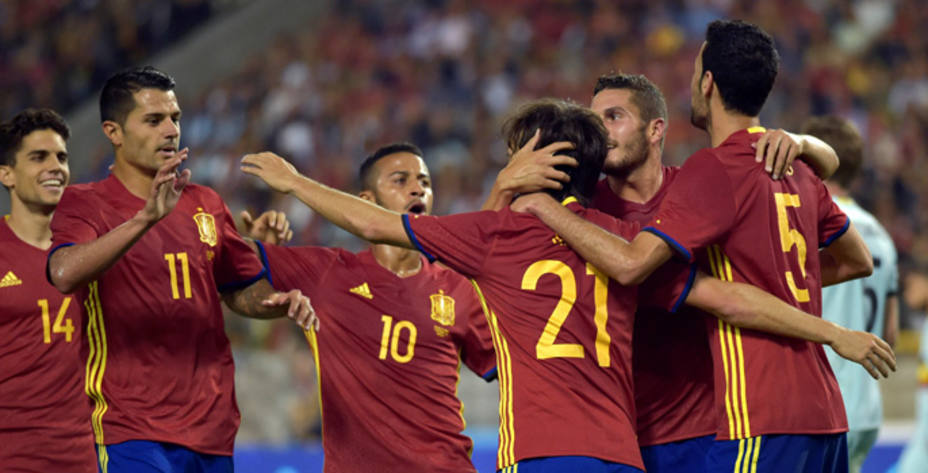 La selección española celebra el primer gol de Silva ante Bélgica (Reuters)