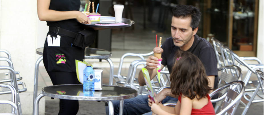 Una niña tomando un helado. EFE