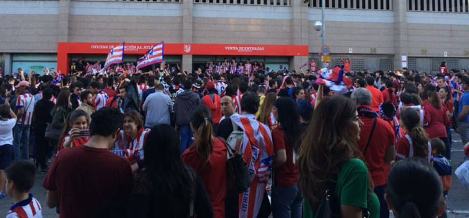 Imagen de la concentración de aficionados del Atlético en el Vicente Calderón
