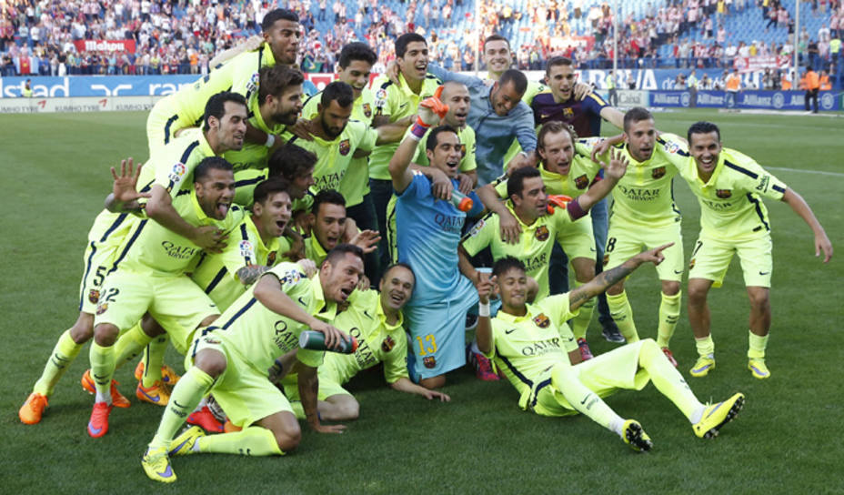Los jugadores del Barça celebran su título de Liga en el césped del Calderón
