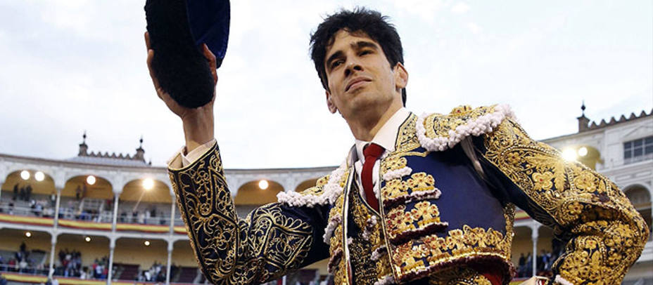 Alberto López Simón en su salida a hombros este domingo de la plaza de toros de Las Ventas. EFE