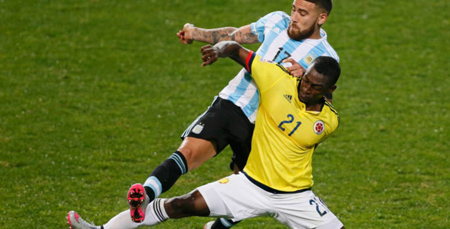 Jackson Martínez lucha un balón con Otamendi, en el último partido disputado en la Copa América (REUTERS).