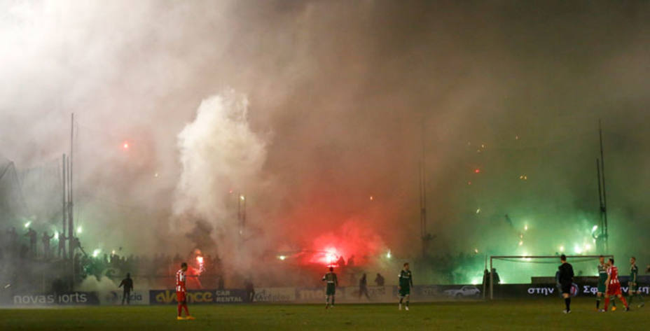 Incidentes entre aficionados en el Panathinaikos-Olympiacos (FOTO: Reuters)