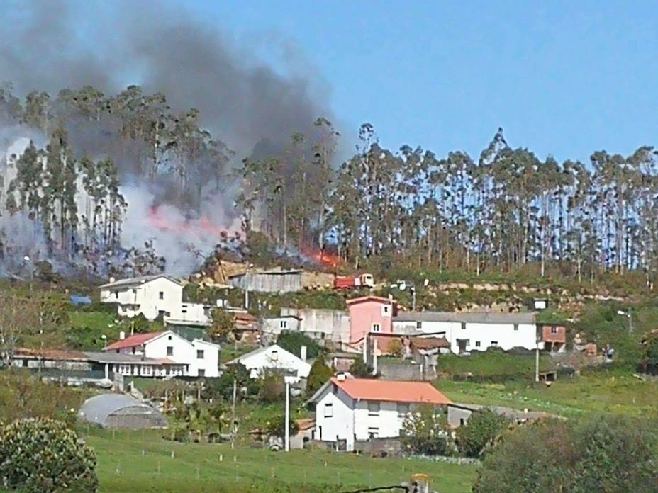 El fuego se acercó peligrosamente a las casas en O Val. FOTO: Tráfico Ferrolterra