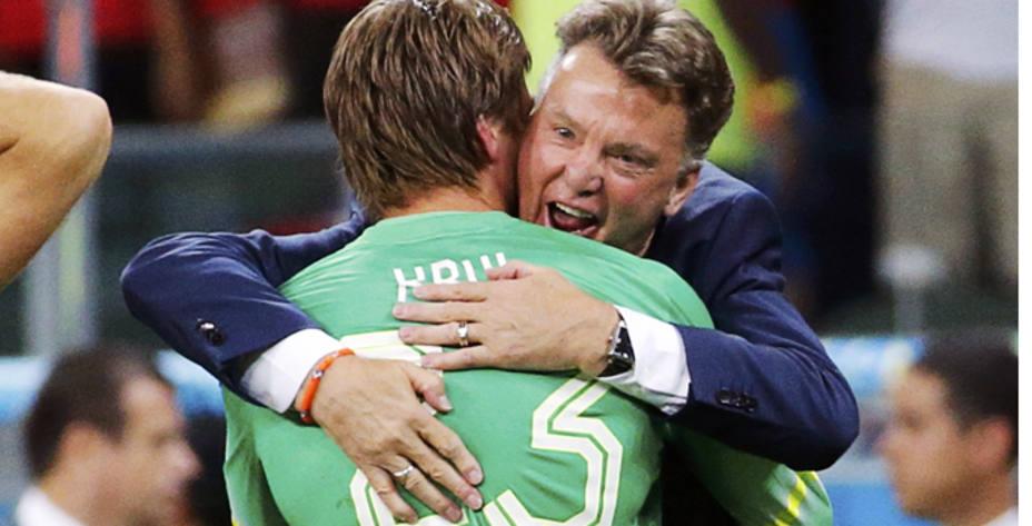 Van Gaal felicita a Krul, el héore de la clasificación de Holanda (Reuters)