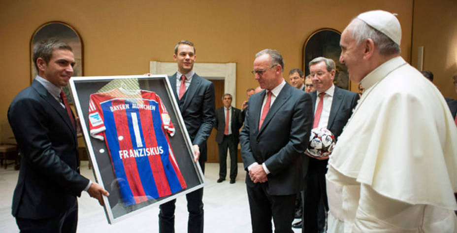 Lahm y Neuer entregan al Papa Francisco la camiseta del Bayern. Reuters.