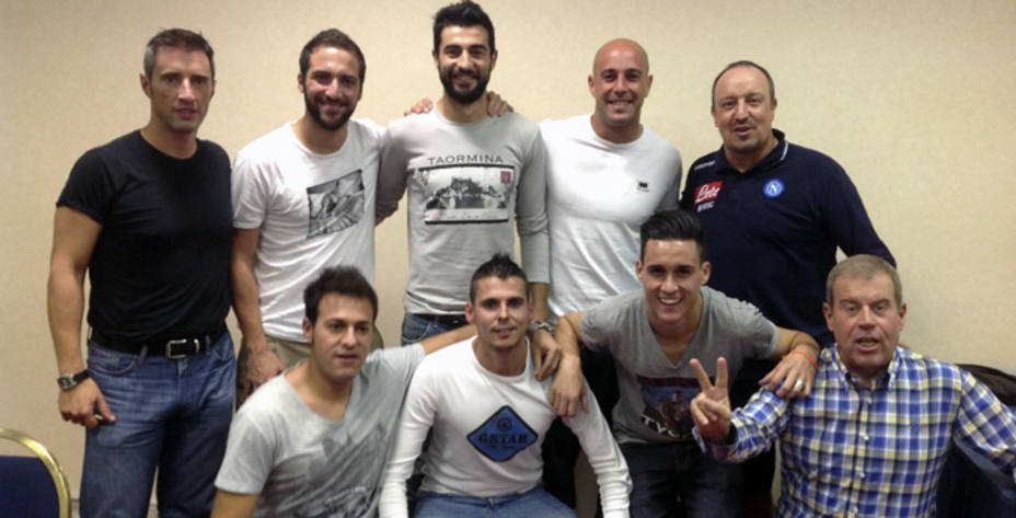 El entrenador y los jugadores de Nápoles con El equipo de El Partido de las 12 (cope.es)