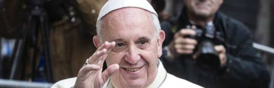 El Papa saluda a los fieles a su llegada hoy a la iglesia de Jesús de Roma (EFE)