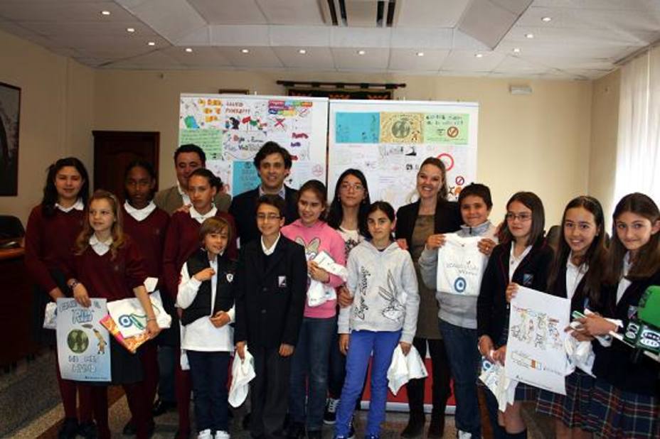 Los escolares en la entrega de premios de la campaña contra el tabaco