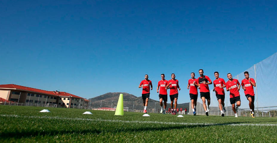 Los jugadores del Atlético durante el entrenamiento