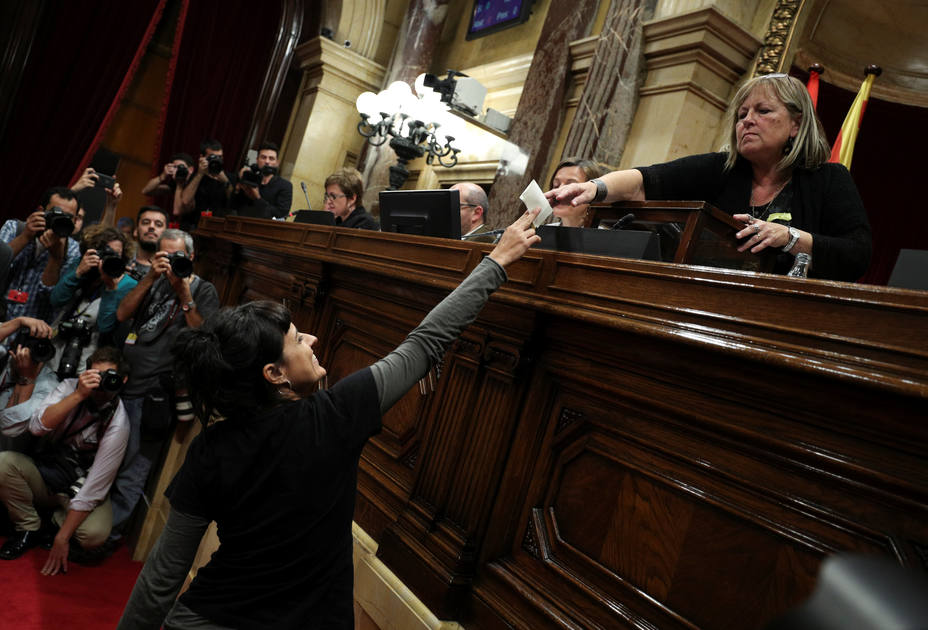 El Parlamento catalán aprueba iniciar el proceso para proclamar la independencia