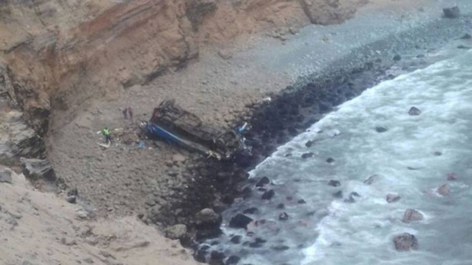 Imagen del autobús que ha caído por un acantilado en Perú. @traficorpp