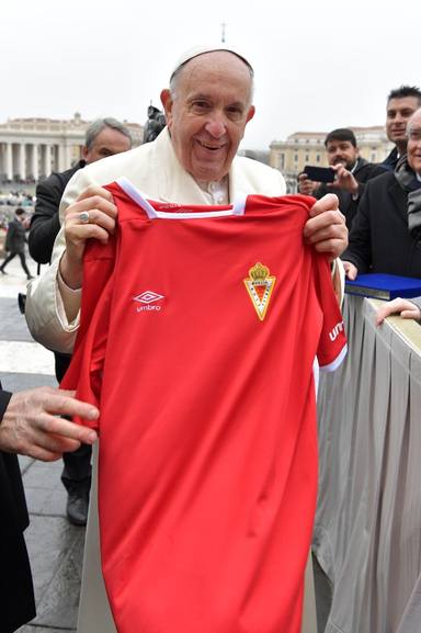 El Papa con la camiseta del Real Murcia