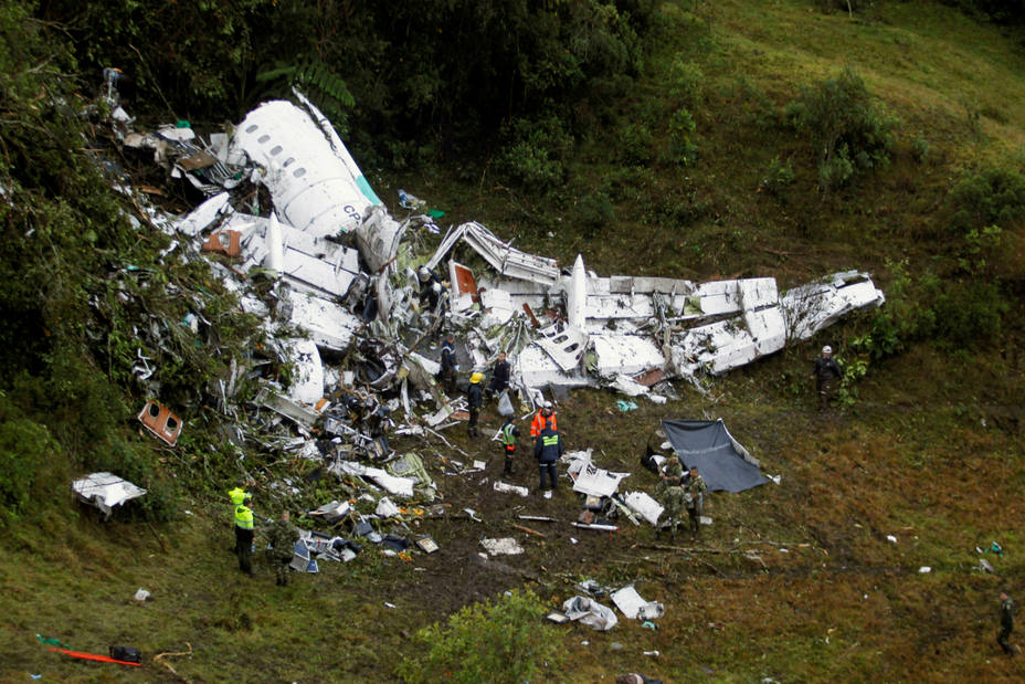 Los restos del avión en el que viajaba el Chapecoense y que se estrelló en Medellín. REUTERS