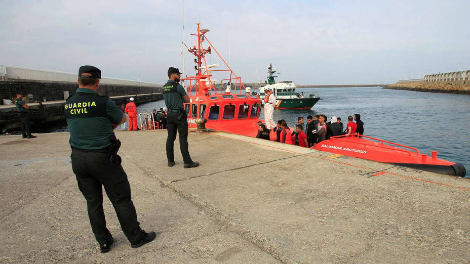 Rescatados 236 inmigrantes de cinco pateras cerca de la isla de Alborán