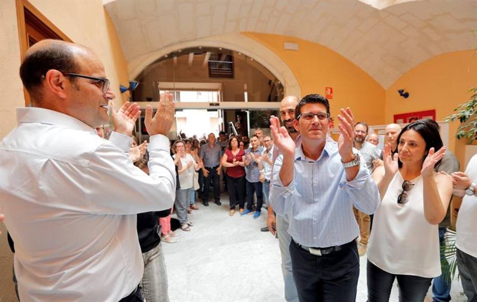 Jorge Rodríguez, aplaudido y abrazado a su llegada al Ayuntamiento de Ontinyent