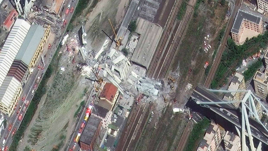 Sigue la búsqueda de posibles desaparecidos entre escombros puente de Génova